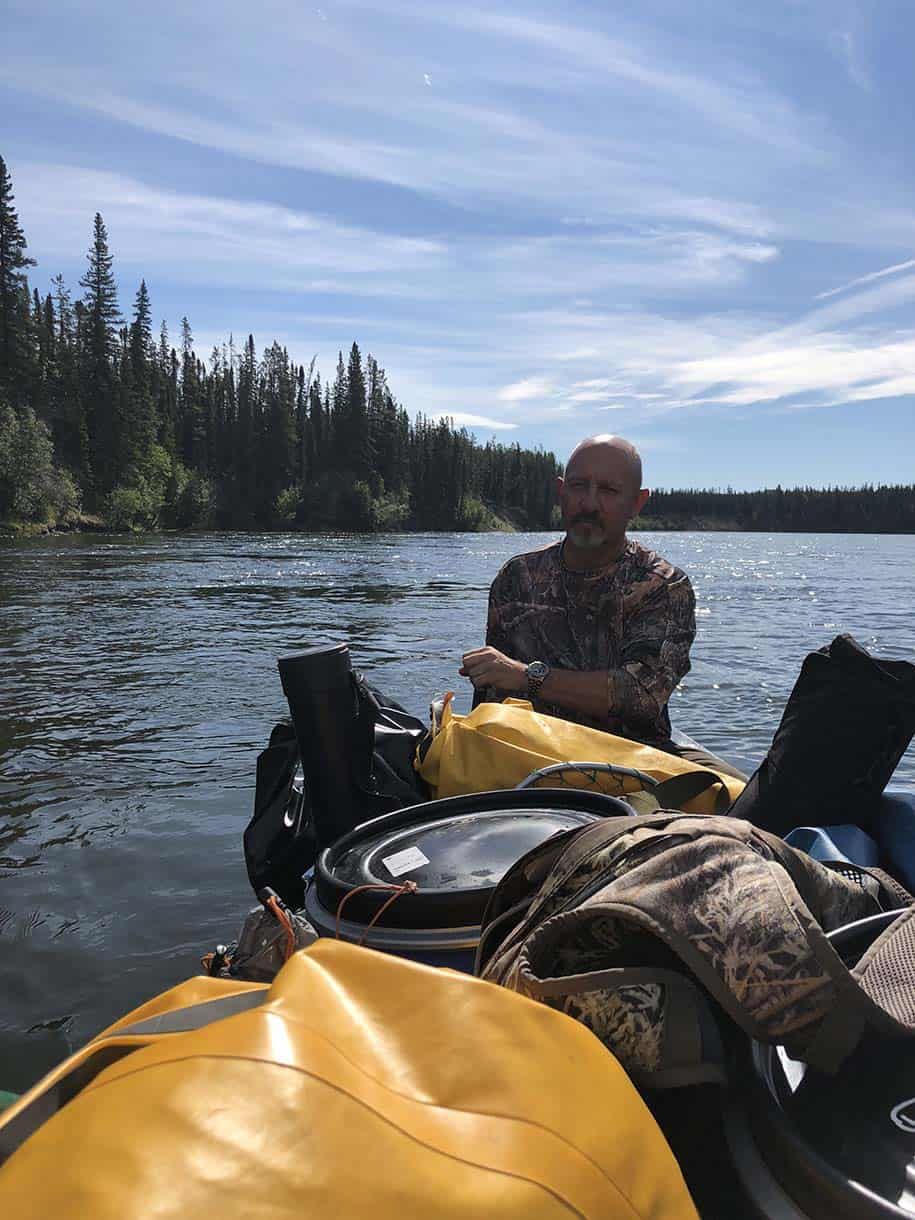 Henry Bodnik in einem Kanu paddelt den Yukon herunter