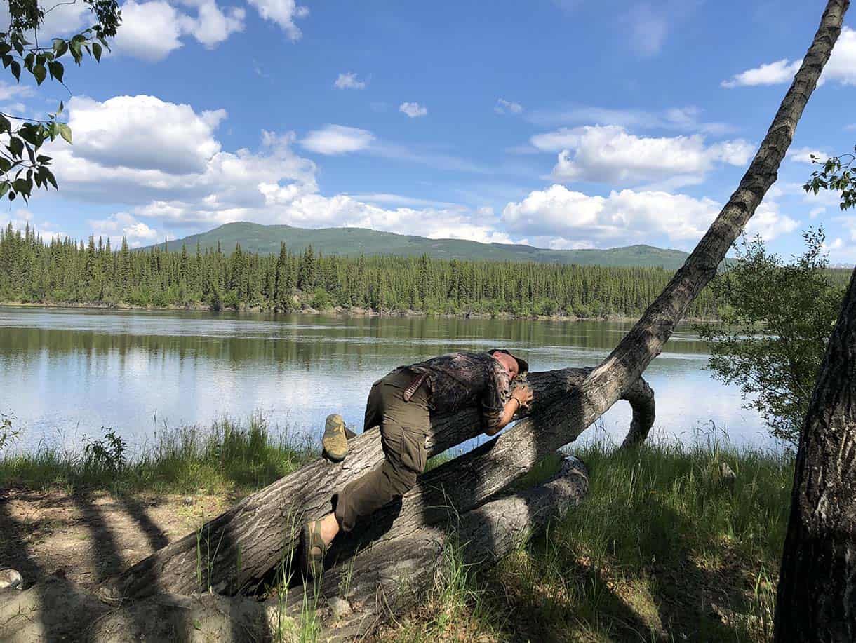 Henry Bodnik träumt auf Yukon River